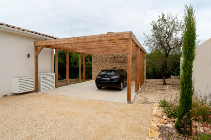 Carport en ossature bois, habillage du fond en pierres